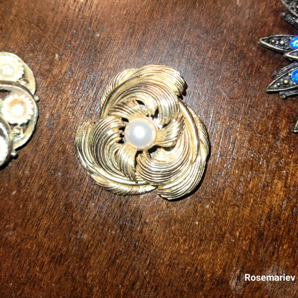 Boucher Elegant Gold Brooch with Pearl Accent
